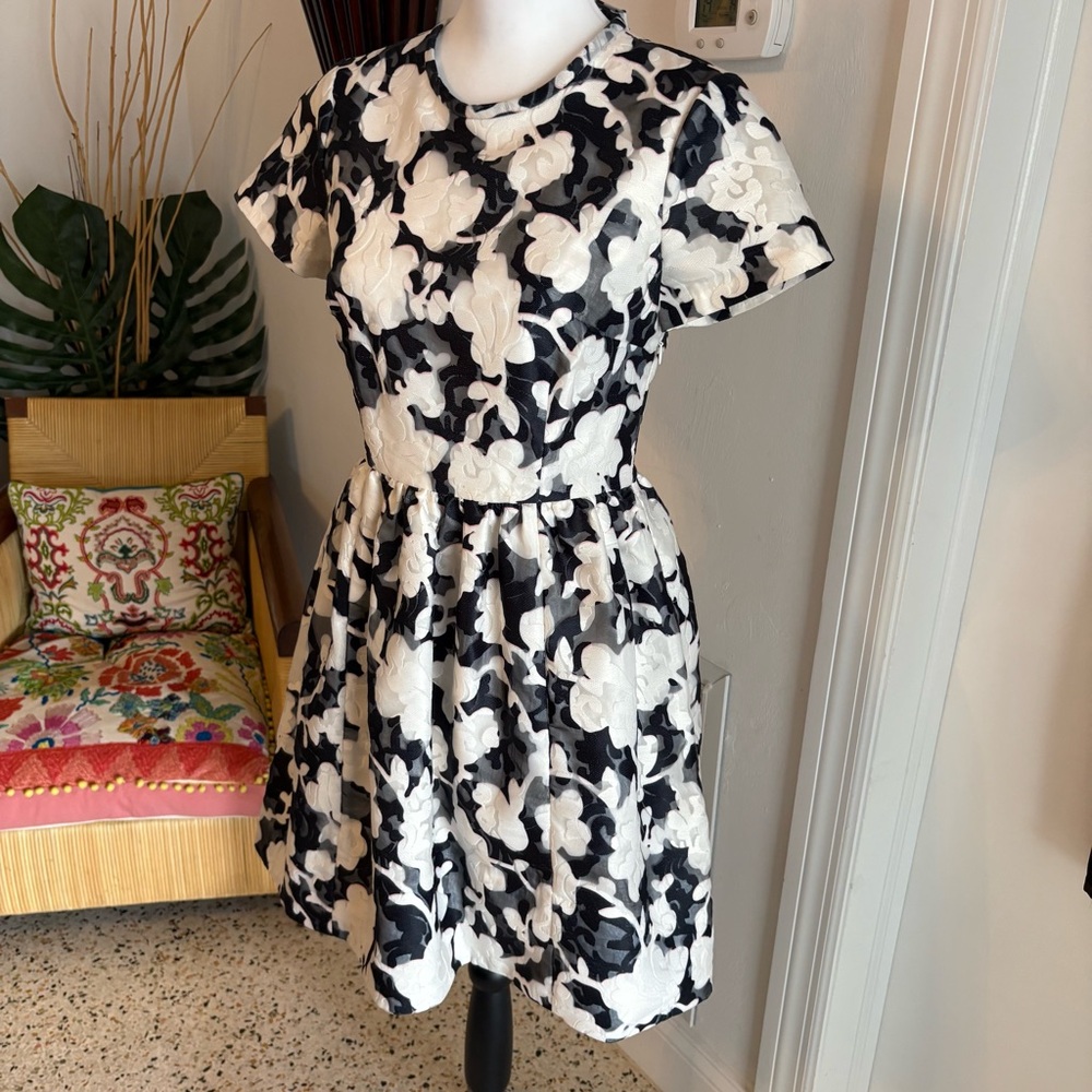 Kate spade NY White & Black Floral Burnout Short Sleeve Dress! Back Cutout Bow S